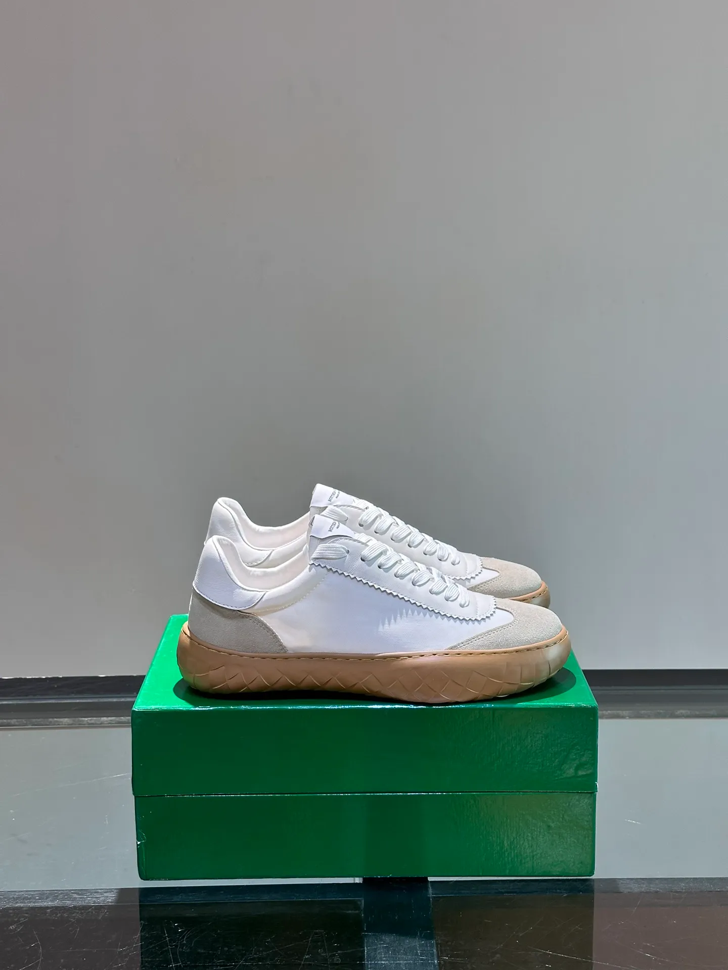 p440💰Men's Shoes BV/Bottega Veneta🆕The new men's moral training sneakers, made of Sneaker technology nylon and suede, inspired by retro basketball shoes, a new interpretation of classic sneakers, a lightweight, comfortable and breathable summer must-have item, the soles are made of classic woven texture, super recognizable, nylon suede stitching, full of texture!  Size: 38-45